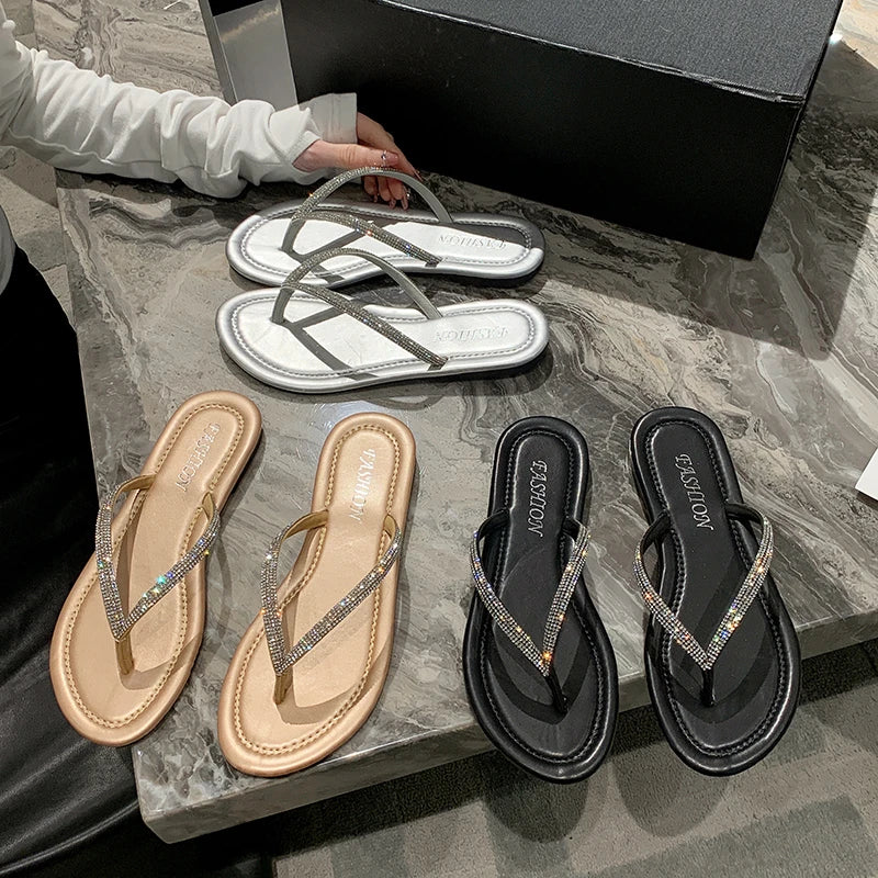 Chinelos de strass femininos novos sapatos de verão moda feminina bling flip flops conforto macio plana com chinelos sandálias de praia de ouro