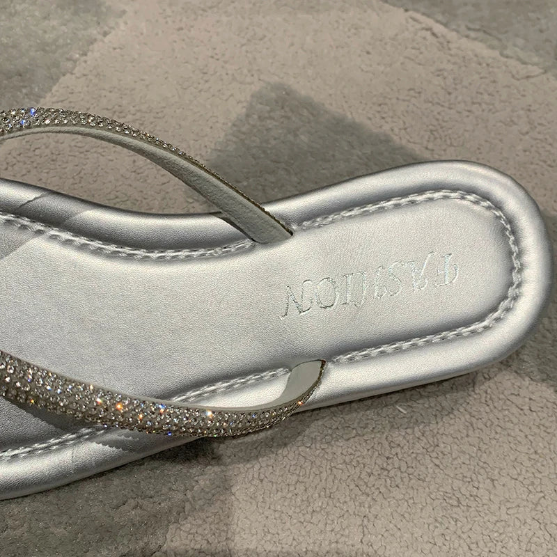Chinelos de strass femininos novos sapatos de verão moda feminina bling flip flops conforto macio plana com chinelos sandálias de praia de ouro